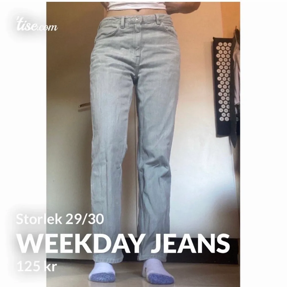 Waist: 29 Length: 30  Gråa jeans köpta på Weekday  Längd på mig: 1,74 cm Normal storlek på mig: 27/32. Jeans & Byxor.
