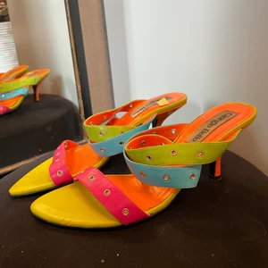 Färgglada Klackskor - Riktigt coola klackar! En liten skada bak på ena skon, där av pris. Annars i bra skick!