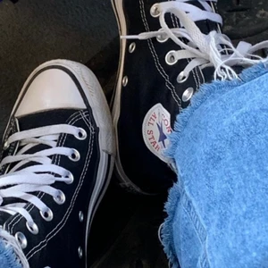 Säljer mina converse! - Då det var många som var intresserade gör jag denna annons där ni kan buda från 400kr exklusive frakt eller köpa direkt för 500kr exklusive frakt. ❤️