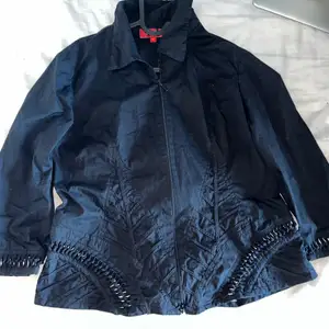 Skjorta/jacka/kofta med broderade detaljer