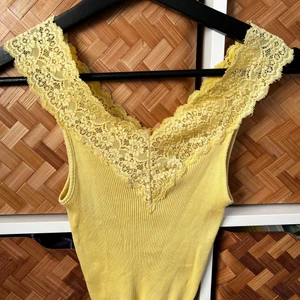 linne - Gulligt linne som jag klippt kort! Står strl M, men jag har vanligt viss XS/S och det sitter tajt på mig. Kommer inte skicka bild på hur det ser ut på! Frakt tillkommer på 12kr (skickar som brev)💖 