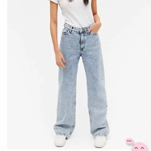 Yoko jeans Monki - Supersköna och snygga jeans modell Yoko i ”Light blue”  från Monki i storlek 24💕💕