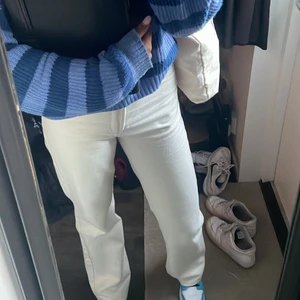 Beiga jeans  - Säljer dessa assnygga jeans nu till sommaren! Perfekt i längd och passform😍😍