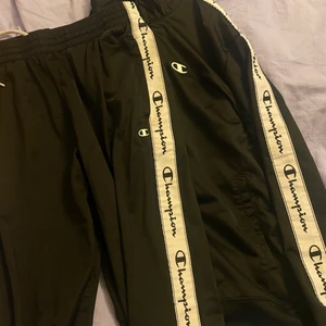 Champion tracksuit - Champion tracksuit i storlek M, knappt använd så är i superfint skick! 