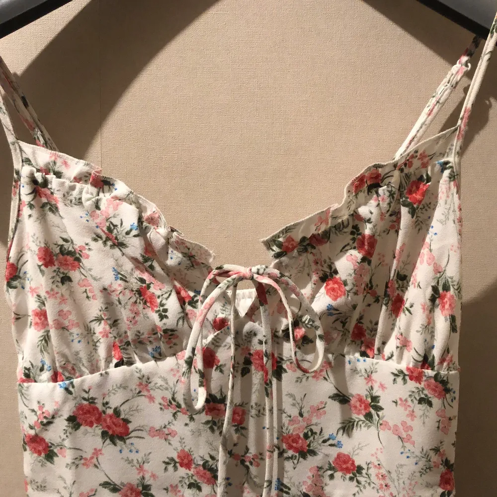En jättefin blommig klänning perfekt till sommaren, men som tyvärr är för liten för mig! Köpte den här på plick för 250 kr och säljer den för 75 kr + frakt 🌸❣️. Klänningar.