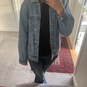Jeansjacka! - Jätte fin lite oversized blå jeansjacka från missguided. Nypris runt 700 kr. Mitt pris 350 + frakt! Jackan är i nyskick☺️ kolla även in mina andra annonser. Säljer en likadan i grå!