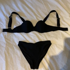 Svart bikini - Ett jätte fint svart bikini set från H&M. Det har bara använts en gång och är såklart tvättat. Överdelen är 70B men skulle säga att den även passar 70A och underdelen är storlek 34. Säljer då den är för liten. Frakt tillkommer! 