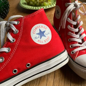 Höga Converse - Skitsnygga röda höga Converse. Bra skick, max använda 5ggr (lite smuts som lätt går bort). Modell chuck taylor all star ✨ Funkar för både tjejer och killar. Nypris 800. Kan tänka mig att sälja för 250 vid en snabb affär!