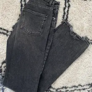 Populära jeans med grå tvätt, köpt för 499kr, säljs för 100kr 
