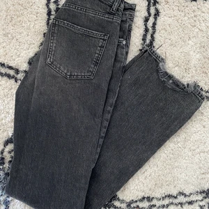 Grå jeans  - Populära jeans med grå tvätt, köpt för 499kr, säljs för 100kr 