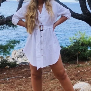 Vit oversized skjorta, med bälte - lånad bild! Nakd, Hanna Licious kollektion 