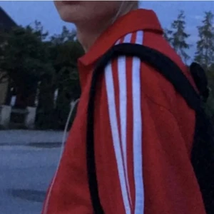 Röd adidas tracktop - Passar tjej o kille. Typ oanvänd inga skador eller tecken på användning storlek (s) passar (m)