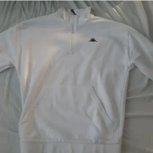 Kappa crewneck - En vit kappa halfzi sjukt snygg o bekväm. Cond 9/10