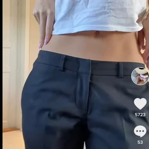 Lågmidjade kostymbyxor InWear - Säljer mina oanvända kostymbyxor från InWear. Jag har lånat. De två första bilderna för TikTok för att visa hur de sitter på. Säljer då de va för stora för mig, jag brukar ha 34 och är 158 cm. Nypris 1 000kr