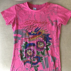 Ed Hardy T-shirt  - Sjuuukt snygg T-shirt från Ed Hardy!!✨ Står ingen storlek men uppskattar till XS, jättebra skick!