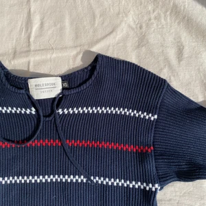 Stickad tröja  - Jätte fin stickad ”Pippi” tröja!! Köpt secondhand, använd en gång☺️