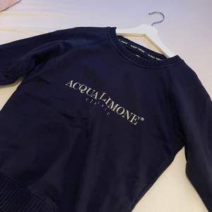 Mörkblå Acqua Limone tröja storlek XS, använd ett fåtal gånger men är i bra skick! Nypris 999 kr, säljer för 350kr (exklusive frakt)🤗