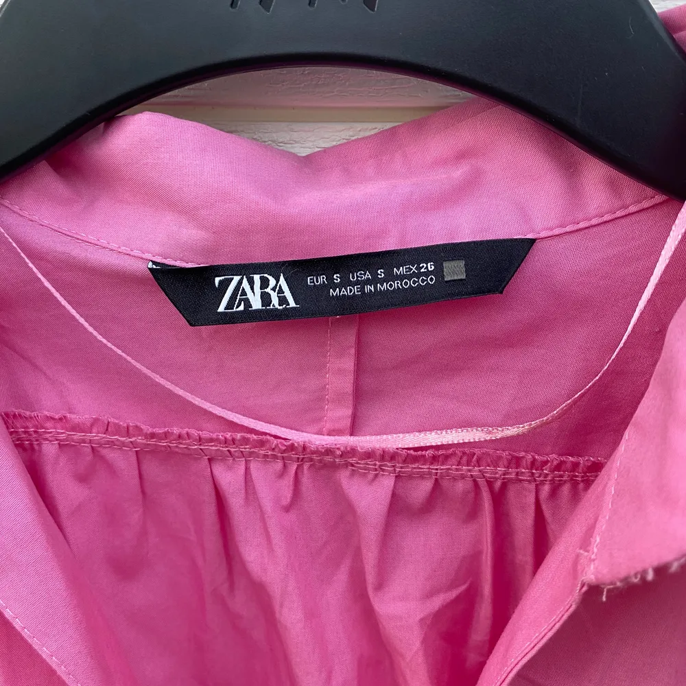 Jättefin rosa zara klänning i storlek S, perfekt nu till sommaren!☀️💓 Knappt använd och i mycket bra skick!💓. Klänningar.