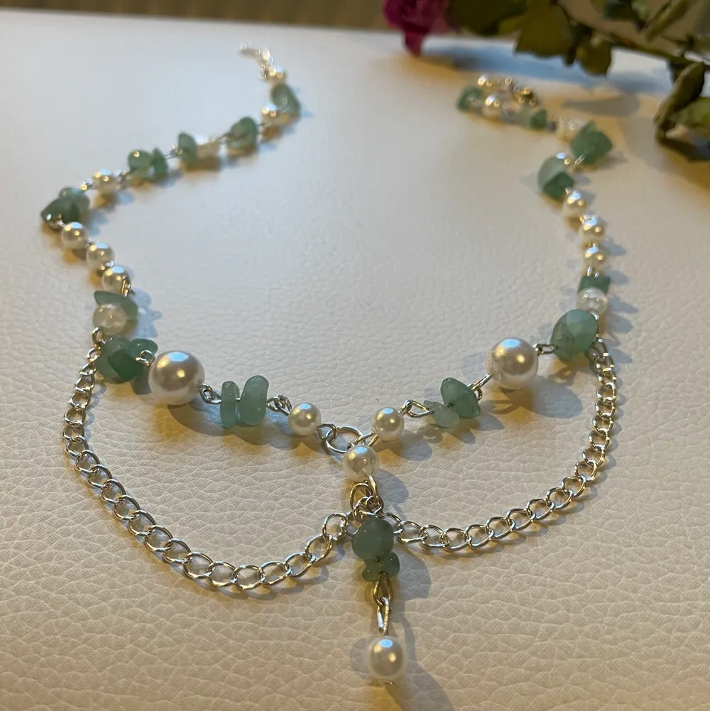 Hand made, handgjord halsband med kristaller ,Green Aventurine’ som ger styrka, självförtroende, mod och lycka. köparen betalar frakten. Accessoarer.