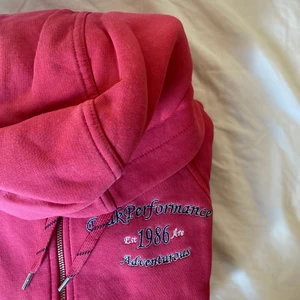 Peak tjocktröja - Färgen gör sig inte rätt på bild, den är mer klar hallonrosa i verkligheten 😩 Peak performance tjocktröja i storlek XS som legat i garderoben oanvänd något år & är nu tyvärr för liten för mig 🥺❤️‍🔥 Därför hoppas jag någon är intresserad av att den får en andra chans! Hör av er om ni är intresserade! 