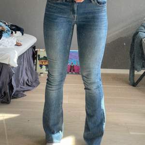 Så så fina jeans, low waist, superbekväma och bootcut. Säljer pga för korta för mig.. o hoppas någon annan får bättre användning av de..🥹. därav väldigt sparsamt använda, osäker på storleken men det är bara att fråga vid frågor🫶