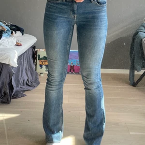 Crocker low waist jeans - Så så fina jeans, low waist, superbekväma och bootcut. Säljer pga för korta för mig.. o hoppas någon annan får bättre användning av de..🥹. därav väldigt sparsamt använda, osäker på storleken men det är bara att fråga vid frågor🫶