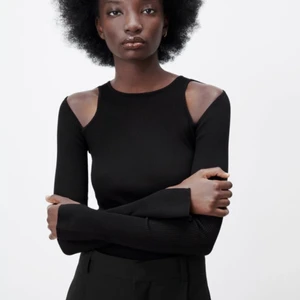 Svart topp med öppna axlar Zara ❤️ - Säljer denna fina topp då den blivit för liten på mig! Köpt för 260kr