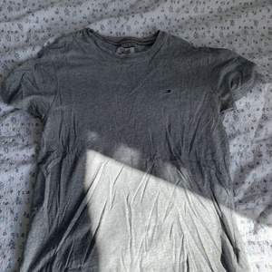 En grå t-shirt från Tommy hilfiger🤍 knappt använd,, behöver dock strykas vilket kan göras innan leverans💕💕