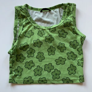 Crop top 💚 - Perfekt indie/kidcore crop top, super fin och i bra skick förutom att den är lite nopprig men det är inget man märker när man har på sig den <3 !andra bilden är lånad! 🌷