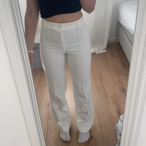 Vita kostymbyxor - Säljer mina absoluta favoritkostymbyxor från zara, de är vita och har en söm på hela benet, älskar de och de är perfekta nu till sommaren😍