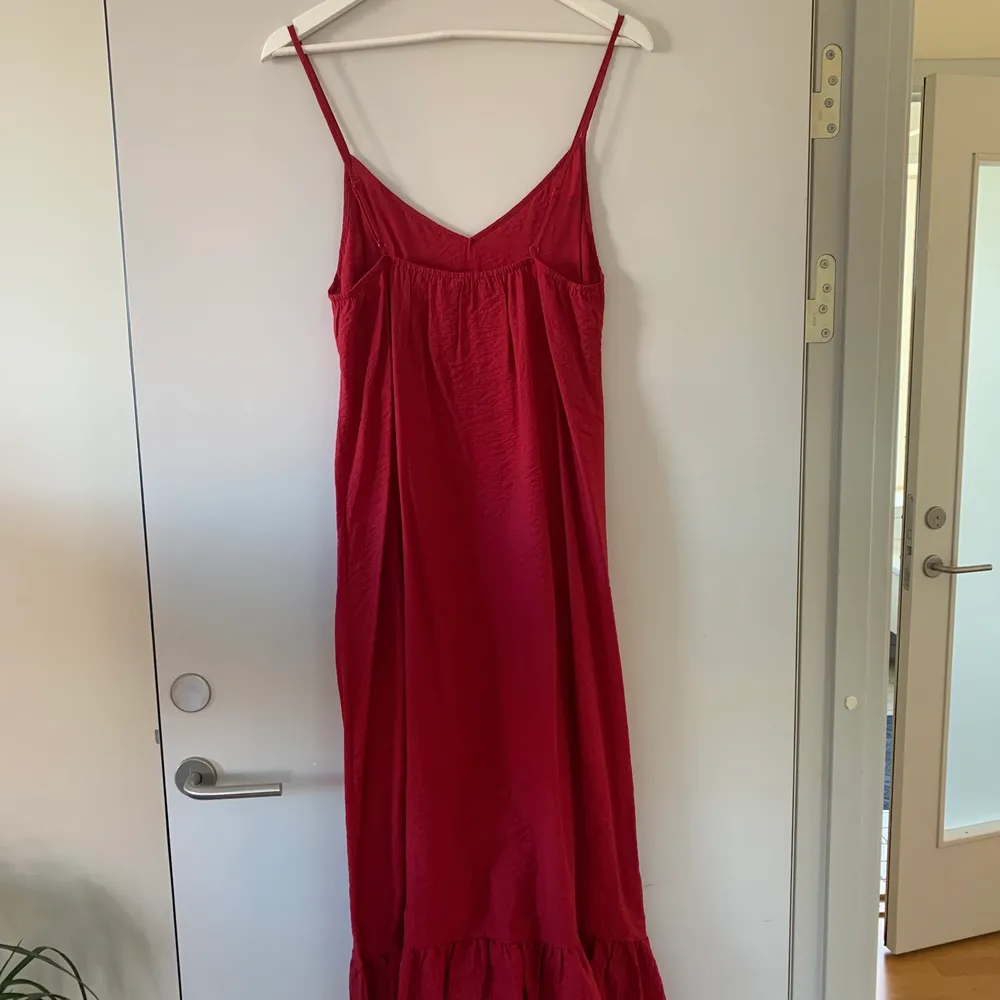 Superfin röd klänning med volang längst ned. Går ner till vaderna (jag är 170). Endast använd 1 gång 💚. Klänningar.