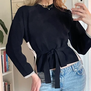 & Other Stories knyttröja - En jättefin minimalistisk tröja från & Other Stories med knytband och ”sideslit”-detalj!💗 Fint skick och storlek S