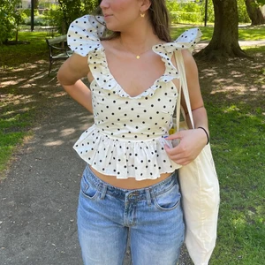 Söt topp - Superfin prickig blus/topp i storlek S. Endast använd 1 gång. Kan mötas upp i Sthlm eller frakta 🥰