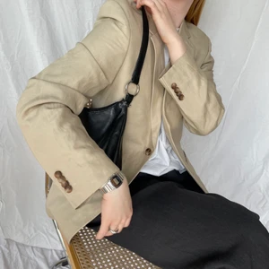 Beige kavaj 🫶 - Min bästa kavaj som inte får plats i garderoben längre! 🥲 Beige kostym som sitter oversized på mig. Strl L. Köparen står för frakten. ✌️💕