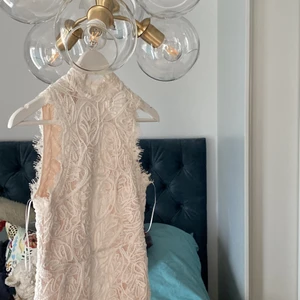 Vit klänning - Så fin klänning som är perfekt för studenten/sommaren. Köpt på plick men va alldeles för liten. Köparen står för frakt (spårbar 51kr ) ❤️