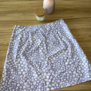 Lila somrig kjol - Säljer denna fina somriga kjol som är oanvänd 💓 Andra bilden är mer rättvis med färgen, ljuslila 💜 40 kr + frakt 🥰