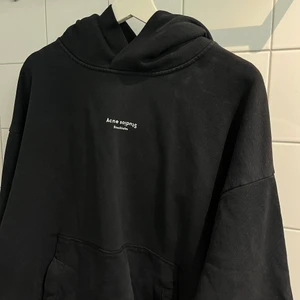 Acne hoodie - Acne hoodie, köpt i usa för 4200kr. Har inte kommit till användning. Storlek S i herrmodell - motsvarar en XL ungefär😊
