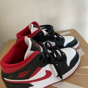 Air Jordan 1 Mid  - Säljer dessa jordans 1 mid för min syster som blivit försmå för henne 💗  DESSA ÄR RIKTIGA 🤍✨ Använts fåtal gånger och köptes i julas (har stått i garderob sedan dess) 🤍 köptes RUNT 2000kr (slutsålda) 💗 st 38  (kontakta mig privat för bilder)