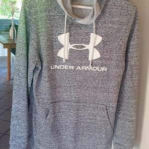 Superfin tunnare hoodie från Under Armour som tyvärr är för liten för sonen . Bra skick och inga defekter . 