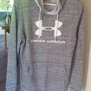Under Armour hoodie stl S  - Superfin tunnare hoodie från Under Armour som tyvärr är för liten för sonen . Bra skick och inga defekter . 