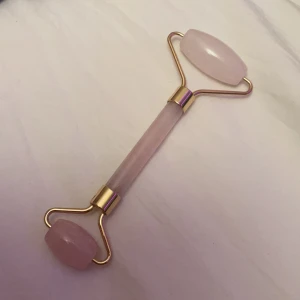 Face Roller - Säljer min ansikts roller i rose quarts för att den inte har kommit till användning men är jätte bra för ansikts massage<33