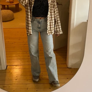 Breda jeans - Säljer pga att jag ej använder.