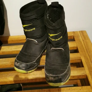 Vinterfodrade barn skor - Säljer dessa skorna då min son växt ur dem funkar som skor till t.ex. Dagis 