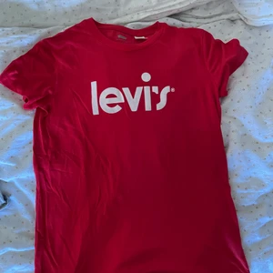 Levis t-shirt storlek S - Nästintill oanvänd T-shirt mycket bra skick.  Köparen väljer frakt 💓