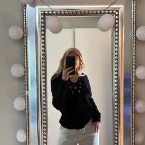 Stickad tröja - Stickad tröja med fin detalj framtill, som man kan dra åt så mycket eller lite man vill🖤