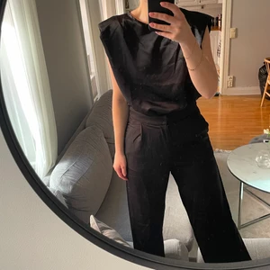 Satin set - Satin set (topp och byxor) i svart färg. Byxorna är lite för långa för mig som är 164cm och spännet är av i ena sidan (se sista bilden) men de går att knäppa ändå och syns inte när de är på. Aldrig använt endast provat!