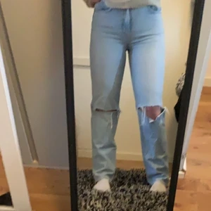 Gina Tricot Jeans 90s High Waist  - Jeansen är i bra skick! Inga fläckar! Dom sitter fint på en!✨ Strl 40  (Köparen står för frakten)