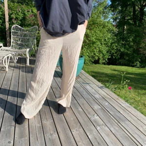 Tygbyxor - Fina sandfärgade tygbyxor. Fläktande och sköna på en varm sommardag🔥🔥