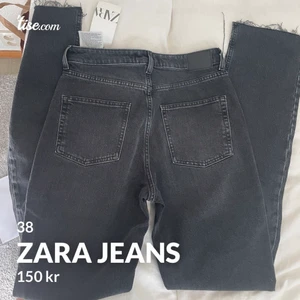 Jeans med slits - Helt oanvända med prislapp på  Med slits där nere, de är straight leg alltså inte tajta Bilden är från min egna tise (@vr123)