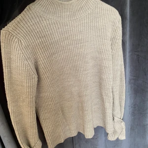 Stickad tröja  - Beige stickad tröja från Ginatricot 